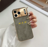 【名入れ可】ラムスキンレザー iPhone用ケース｜大人カッコいい・刺繍フォントスタイル（ゴールド・全4色）