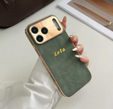 【名入れ可】ラムスキンレザー iPhone用ケース｜大人カッコいい・刺繍フォントスタイル（ゴールド・全4色）