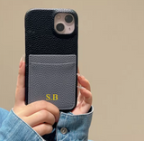 ツートンカラー ポケット付きの イニシャル入れ可 6色 iPhone用ケース(ゴールド：中央3D刻印）