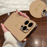 iPhone16シリーズ登場❣ラムスキンの イニシャル入れ ラグジュアリー オーダーメイド5色 iPhone用ケース(ゴールド：中央3D刻印）