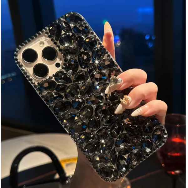 きらびやかなクリスタルとダイヤモンドのバックシェルが全面に きらびやかなクリスタルとダイヤモンドのバックシェルが全面に