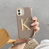 名入れ iPhone用ケース｜ゴールドイニシャル・レザー調・ストラップ付き・iPhone 12〜18対応
