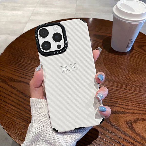 高級縦ストライプレーザー カスタム文字刻印 イニシャル可 オーダーメイド iPhone用ケース(シルバー：中央3D刻印）