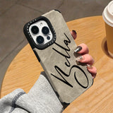 【名入れ可】大人可愛いカリグラフィー刻印デザインのフェイクレザー iPhone用ケース｜4色展開