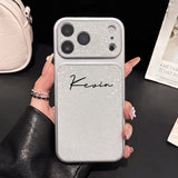 手書き風名入れオーダーメイド iPhone用ケース｜PUレザー・カメラレンズ保護 iPhone 15〜18対応