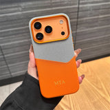 イニシャル刻印・マグネット式カードホルダー付き 高級PUレザーケース（ゴールド）｜iPhone 12〜17 / Pro Max・Plus 対応