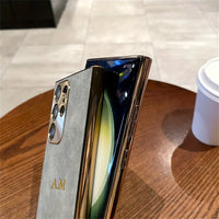 大人カッコいい 名入れ 文字入れ 柔らかラムスキン( lambskin Leather) 4色 Samsung Galaxy用ケース(ゴールド：中央3D刻印）