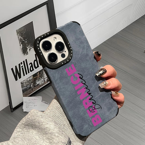 【名入れ可】iPhone 17～14対応｜2色×2書体で重ね刻印できるフェイクレザーiPhone用ケース｜大人可愛いカスタマイズスマホケース
