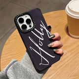 【名入れ可】大人可愛いカリグラフィー刻印デザインのフェイクレザー iPhone用ケース｜4色展開