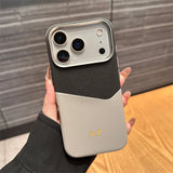 イニシャル刻印・マグネット式カードホルダー付き 高級PUレザーケース（ゴールド）｜iPhone 12〜17 / Pro Max・Plus 対応