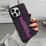 【名入れ可】iPhone 17～14対応｜2色×2書体で重ね刻印できるフェイクレザーiPhone用ケース｜大人可愛いカスタマイズスマホケース