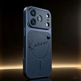 【名入れ無料】サフィアーノ調 高級PUレザー iPhone用ケース カスタムレーザー刻印 ハート柄 マグネット内蔵 [iPhone 17/16/15 各シリーズ対応]