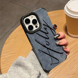 【名入れ可】大人可愛いカリグラフィー刻印デザインのフェイクレザー iPhone用ケース｜4色展開