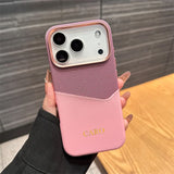 イニシャル刻印・マグネット式カードホルダー付き 高級PUレザーケース（ゴールド）｜iPhone 12〜17 / Pro Max・Plus 対応
