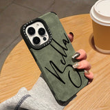 【名入れ可】大人可愛いカリグラフィー刻印デザインのフェイクレザー iPhone用ケース｜4色展開