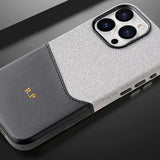 イニシャル刻印・マグネット式カードホルダー付き 高級PUレザーケース（ゴールド）｜iPhone 12〜17 / Pro Max・Plus 対応