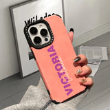 【名入れ可】iPhone 17～14対応｜2色×2書体で重ね刻印できるフェイクレザーiPhone用ケース｜大人可愛いカスタマイズスマホケース