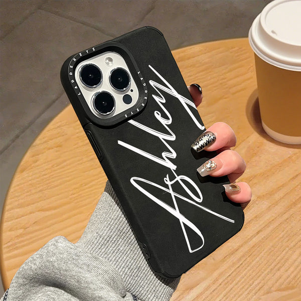 【名入れ可】大人可愛いカリグラフィー刻印デザインのフェイクレザー iPhone用ケース｜4色展開