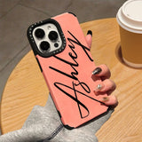 【名入れ可】大人可愛いカリグラフィー刻印デザインのフェイクレザー iPhone用ケース｜4色展開