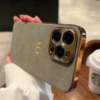 大人カッコいい 名入れ 文字入れ 柔らかラムスキン( lambskin Leather) 4色 iPhone用ケース(ゴールド：中央3D刻印）