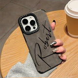 【名入れ可】大人可愛いカリグラフィー刻印デザインのフェイクレザー iPhone用ケース｜4色展開